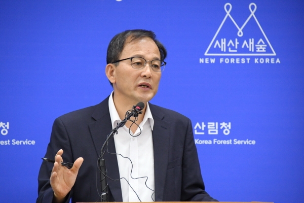 박종호 산림청 차장이 제2차 국유림 확대 계획을 발표하고 있다.