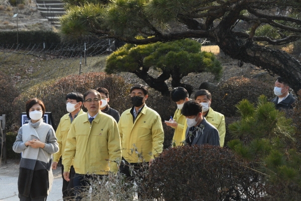 박종호 산림청장(앞줄 오른쪽)이 관계자들과 함께 사립수목원 민생 경제를 점검하고 있다. [사진제공=산림청]