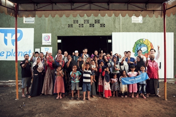 트리플레닛 인도네시아 친환경 커피나무 농장 가공센터에서 관계자들이 단체사진촬영을 하고 있다. [사진제공=산림청]